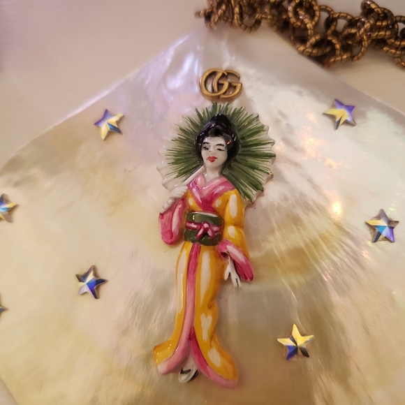 Gucci Mother of Pearl Kimono Shell Statement Necklace - Picture 4 of 12